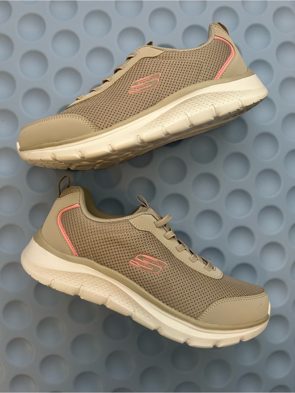 Women’s Skechers Sneakers Size 9 New